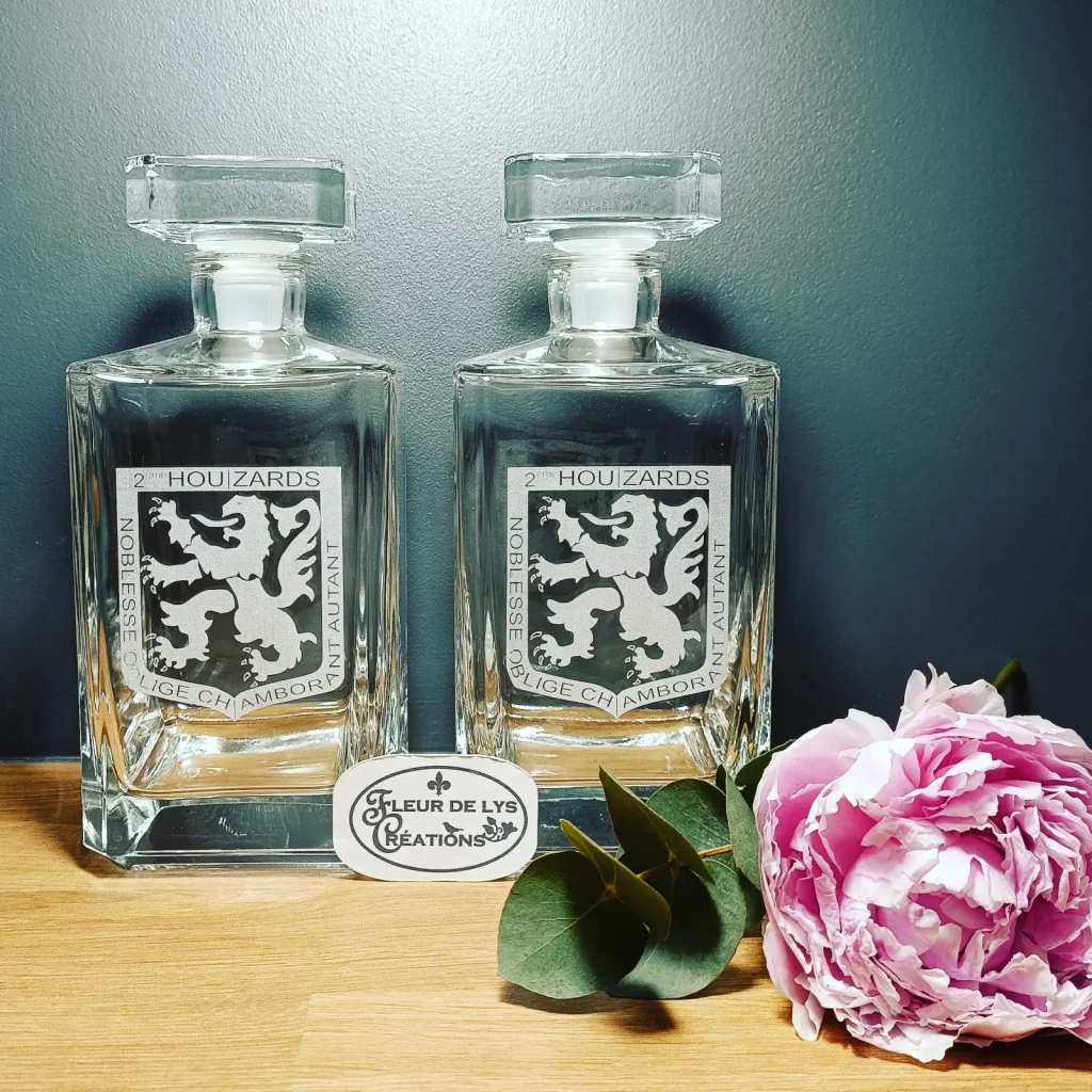 Carafe à whisky gravée pour un cadeau de mariage en ligne par Fleur de lys Créations. Personnalisation sur mesure avec les prénoms, date, couronne,...