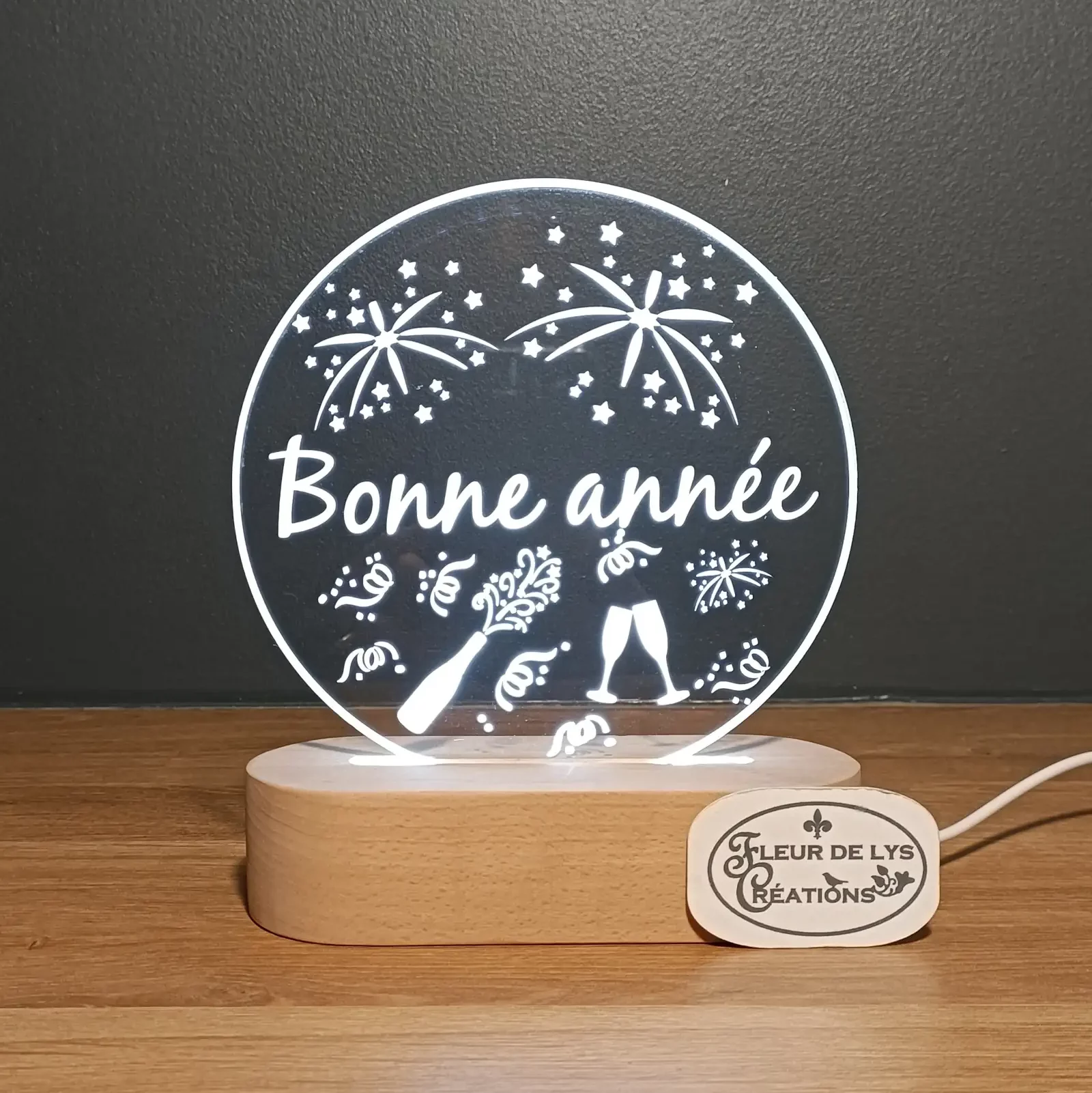 La lampe led est un cadeau gravé original et personnalisé par Fleur de lys Créations pour un enfant, une pendaison de crémaillère, Noël,...