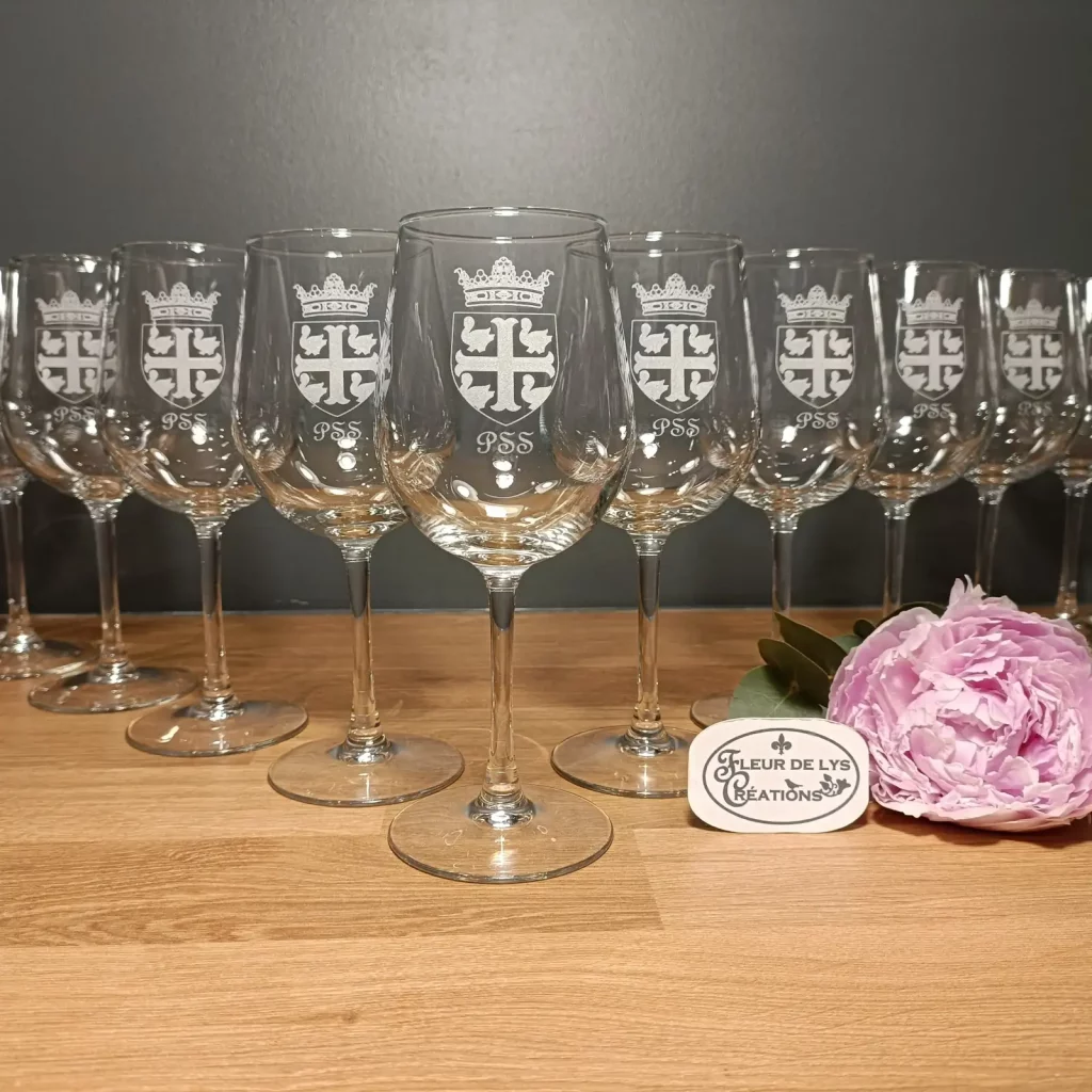 Les verres à vin ou verres à pied sont gravées avec précision par Fleur de lys Créations. C'est un cadeau sur mesure original et unique.